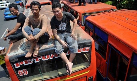 Sopir metromini melakukan aksi unjuk rasa di depan Balai Kota DKI Jakarta, Kamis (1/8).    (Republika/Prayogi)