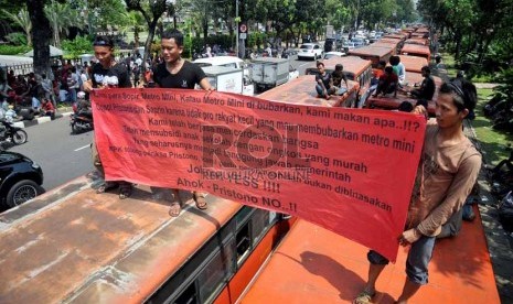 Sopir metromini melakukan aksi unjuk rasa di depan Balai Kota DKI Jakarta, Kamis (1/8).    (Republika/Prayogi)