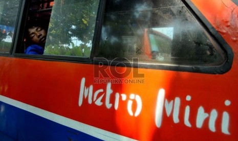 Sopir metromini melakukan aksi unjuk rasa di depan Balai Kota DKI Jakarta, Kamis (1/8).    (Republika/Prayogi)