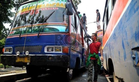 Sopir metromini melakukan aksi unjuk rasa di depan Balai Kota DKI Jakarta, Kamis (1/8).    (Republika/Prayogi)