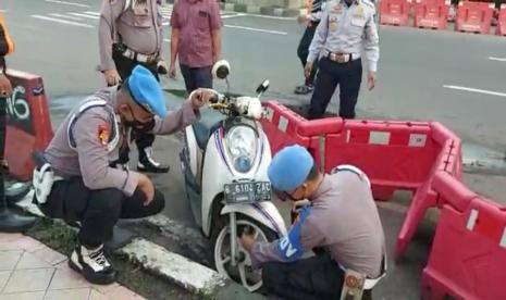 Puluhan tahun tak mampu ditertibkan, akhirnya parkir liar di samping Mapolrestro Depok ditertibkan aparat Satlantas Polrestro Depok yang dibantu Propam Polrestro Depok dan Dinas Perhubungan (Dishub) Kota Depok, Rabu (31/3).