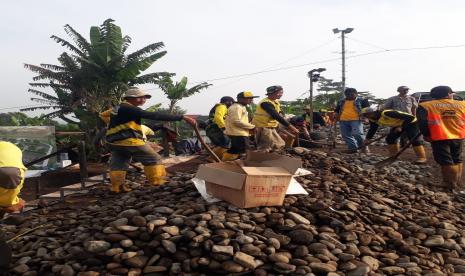 Puluhan tenaga harian Dinas Bina Marga dan Penataan Ruang dikerahkan untuk memadatkan akses jalan dan lahan pemakaman Emmeril Kahn Mumtadz atau Eril di Kampung Geger Beas, Desa Cimaung, Kecamatan Cimaung, Kabupaten Bandung.