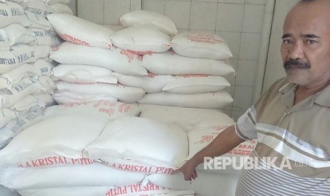 Puluhan ton gula rafinasi menumpuk di gudang distributor/pedagang di sekitar Pelabuhan Cirebon, Kamis (3/8). 