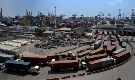  Puluhan truk peti kemas antre di gerbang Jakarta International Container Terminal (JICT), Tanjung Priok, Jakarta, Selasa (28/7).