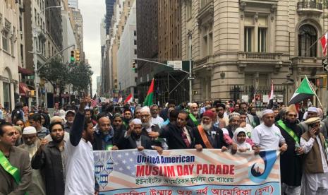 Puluhan umat Muslim serta petugas dari Departemen Kepolisian New York (NYPD) mengambil bagian dalam Parade Tahunan Hari Muslim Amerika ke-38 di Kota New York, Amerika Serikat (AS) pada Ahad (26/9/2022).