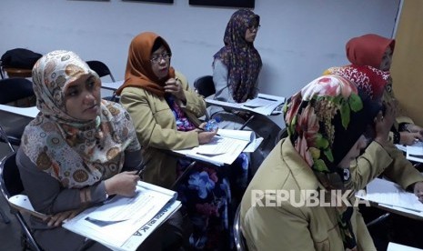 Puluhan ustazah ikut pelatihan jurnalistik di Kantor Harian Republika, Sabtu (21/4). 