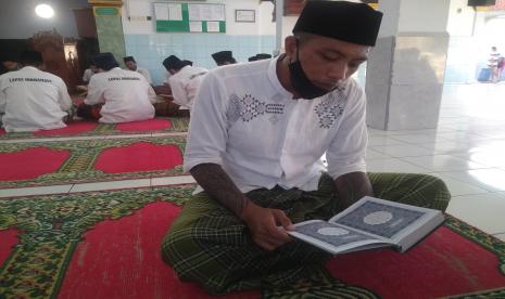 Puluhan warga binaan mengikuti pesantren kilat Ramadhan di Lapas Kelas II B Indramayu. 