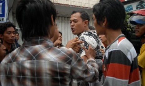 Puluhan warga Desa Candi Mulyo, melampiaskan kekesalannya terhadap debt collector leasing di Jombang, Jumat (16/11).