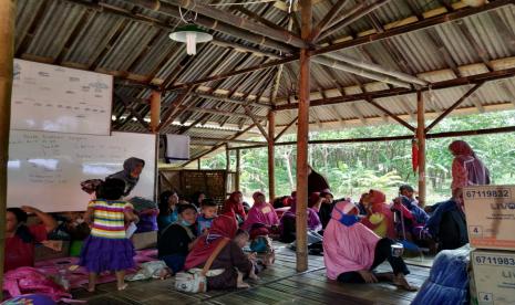 Puluhan warga di Desa Sagara, Kecamatan Cibalong, Kabupaten Garut, masih memilih untuk tetap mengungsi hingga Rabu (14/10). Para warga itu merupakan korban banjir bandang yang terjadi di wilayah selatan Kabupaten Garut pada Senin (12/10). 