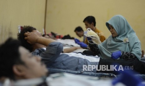 Puluhan warga mendonorkan darahnya di Masjid Agung At-tin, Jakarta Timur, Jumat (31/12)