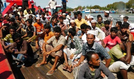  Puluhan warga Rohingya yang terdampar di Pulau Aceh, Kabupaten Aceh Besar, Aceh, tiba di pelabuhan Lampulo Banda Aceh, Senin (8/4). (Antara/Ampelsa)