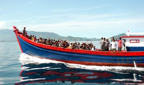  Puluhan warga Rohingya yang terdampar di Pulau Aceh, Kabupaten Aceh Besar, Aceh, tiba di pelabuhan Lampulo Banda Aceh, Senin (8/4). (Antara/Ampelsa)