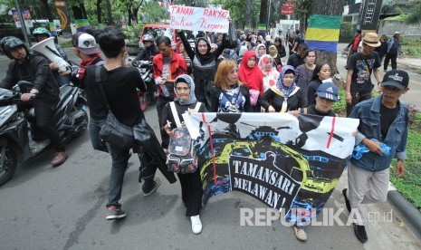 Puluhan warga RW 11 Kelurahan Tamansari, Kecamatan Bandung Wetan, berjalan kaki usai mendatangi Balai Kota Bandung, Kamis (19/10). Terkait rencana proyek Rumah Deret, mereka menolak penggusuran rumah yang telah puluhan tahun mereka tempati.