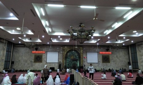 Puluhan warga tiba di Masjid Agung Sunda Kelapa untuk melakukan takbir bersama, Kamis (14/6).