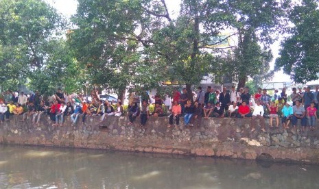 Puluhan warga yang menyaksikan demo di depan eks-PN Jakarta Pusat ikut berteriak 'Tangkap Ahok', Jakarta, Selasa (20/12). 