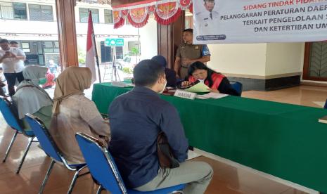 Puluhan warga yang tertangkap tangan membuang sampah sembarangan di Kota Cimahi menjalani sidang tindak pidana ringan (tipiring) di pendopo DPRD Kota Cimahi, Senin (18/9/2023). 