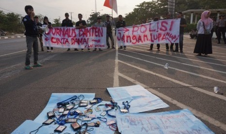 Puluhan wartawan yang tergabung dalam Kelompok Kerja (Pokja) Wartawan Provinsi Banten melakukan demonstrasi di depan gerbang Kawasan Pusat  Pemerintahan Provinsi Banten (KP3B), Kota Serang. Aksi para wartawan ini bertujuan untuk menuntut pengusutan kasus kekerasan terhadap wartawan oleh oknum aparat saat meliput aksi demonstrasi mahasiswa di Jakarta beberapa waktu lalu, Kamis (26/9). 