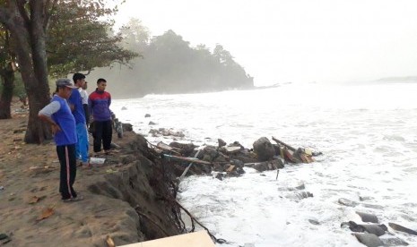 Pantai Cisolok, Kabupaten Sukabumi rusak diterjang gelombang tinggi. Di wilayah pantai ini dikabarkan adanya penampakan benda mirip kapal karam.  