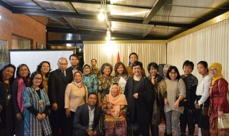 Puluhan WNI dan diaspora berdialog dengan Shinta Nuriyah Abdurrahman Wahid dan Nurmala Kartini Panjaitan Sjahrir seorang ahli antropologi Indonesia di Wisma Duta RI Kopenhagen.  