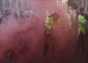 Puluhan ribu mahasiswa Inggris bentrok dengan polisi di depan gedung parlemen di Westminster Abbey, Jumat (10/12)