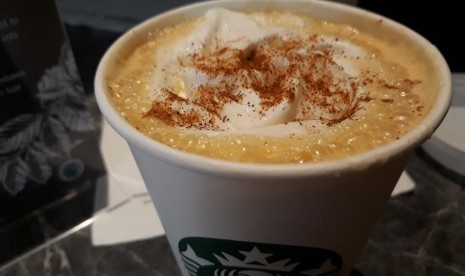 Pumpkin spice latte terbuat dari paduan espresso dan susu dengan cita rasa khas labu, kayu manis, pala, dan cengkih. Minuman kopi di Starbucks ini biasa dijual berbarengan dengan dimulainya awal musim gugur.