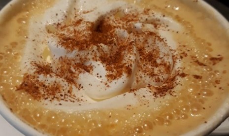 Pumpkin spice latte, minuman es kopi ikonik Starbucks. Pecinta kopi membagikan resep tiruannya di TikTok.