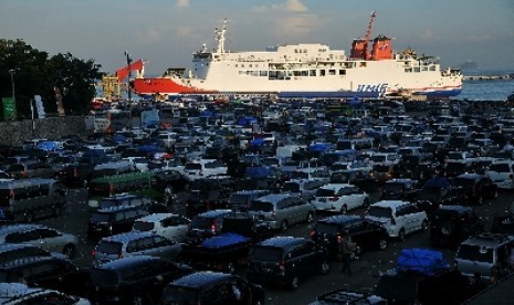 Puncak arus mudik di Pelabuhan Merak, Banten terjadi pada hair ini (H-2). Sejak Jumat malam hingga Sabtu dini hari tadi, para pemudik yang menggunakan kendaraan roda empat, pemudik bersepeda motor dan pejalan kaki memadati loket tiket, tol gate, serta area