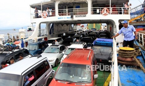 Puncak Arus Mudik Nyepi. Kendaraan berada di atas kapal di Pelabuhan Ketapang, Banyuwangi, Jawa Timur, Rabu (6/3/2019). 