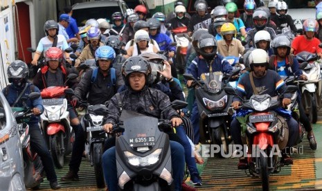 Puncak Arus Mudik Nyepi. Kendaraan keluar dari kapal di Pelabuhan Ketapang, Banyuwangi, Jawa Timur, Rabu (6/3/2019). 