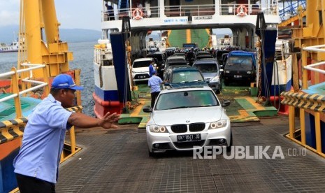 Puncak Arus Mudik Nyepi. Petugas menandu kendaraan keluar dari kapal di Pelabuhan Ketapang, Banyuwangi, Jawa Timur, Rabu (6/3/2019).