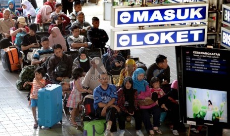 Puncak Arus Mudik Stasiun Gambir: Calon penumpang berada diruang tunggu Stasiun Gambir, Jakarta, Selasa (14/7).