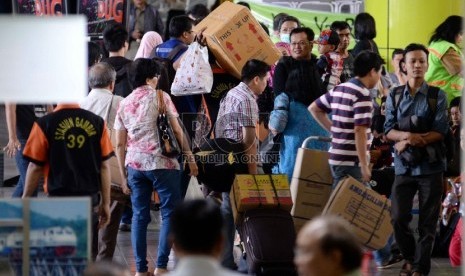 Puncak Arus Mudik Stasiun Gambir: Calon penumpang berada diruang tunggu Stasiun Gambir, Jakarta, Selasa (14/7).