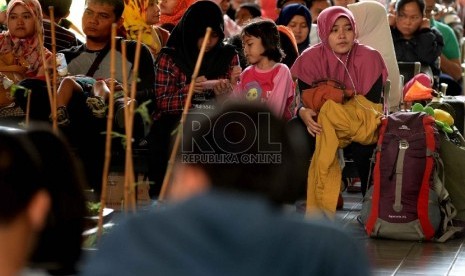 Puncak Arus Mudik Stasiun Gambir: Calon penumpang berada diruang tunggu Stasiun Gambir, Jakarta, Selasa (14/7).