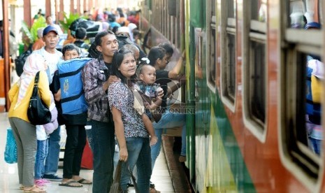 Puncak Arus Mudik Stasiun Senen: Calon penumpang memasuki kereta api Matarmaja Jurusan Malang di Stasiun Senen, Jakarta, Selasa (14/7).