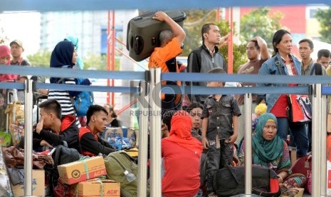 Puncak Arus Mudik Stasiun Senen: Calon penumpang menunggu untuk masuk melalui pintu Stasiun Senen, Jakarta, Selasa (14/7). 