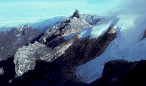 Puncak Carstensz. Dua orang pendaki meninggal dunia usai mencapai puncak Carstensz.