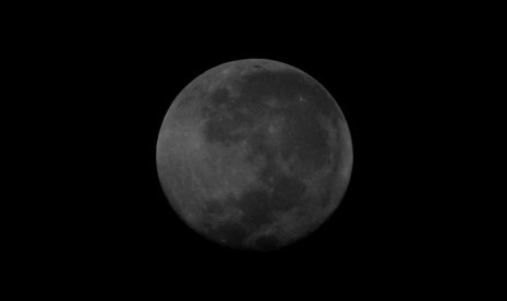 Puncak gerhana bulan Penumbra terlihat dari Kota Lhokseumawe, Provinsi Aceh, Minggu (18/9) dini hari.