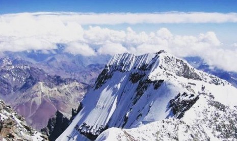 Puncak Gunung Jayawijaya. BMKG memprediksi salju di Puncak Jayawijaya akan habis pada 2026.