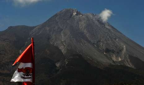 Puncak gunung Merapi difoto dari kawasan Wonolelo, Sawangan, Magelang, Jateng, Kamis (23/8). 