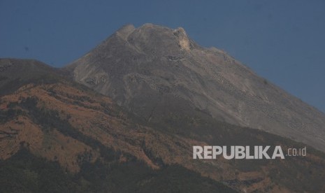 Puncak Gunung Merapi terlihat dari kawasan Selo, Boyolali, Jawa Tengah, Jumat (30/8/2019). 