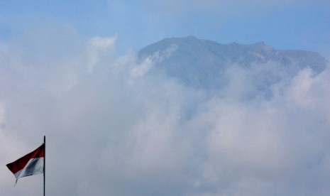 Puncak kawah Gunung Agung terlihat dari Pos Pengamatan Gunung Agung Desa Rendang, Karangasem, Bali, Rabu (27/9).