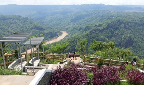 Puncak Taman Buah Mangunan menampilkan pemandangan Parangtritis, lekukan Sungai Oya, dan keindahan alam Bantul.