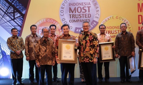 Pupuk Indonesia berhasil meraih penghargaan sebagai Perusahaan Terpercaya Trusted Company berdasarkan penilaian Corporate Governance Perception Index (CGPI) dalam ajang Indonesia The Most Trusted Companies Award 2018. Penghargaan CGPI diterima oleh Direktur SDM dan Tata Kelola PT Pupuk Indonesia (Persero) Winardi (tengah) dari Chairman IICG, Gendut Suprayitno (kanan) didampingi Pemimpin Redaksi Majalah SWA, Rabu (19/12) di Jakarta