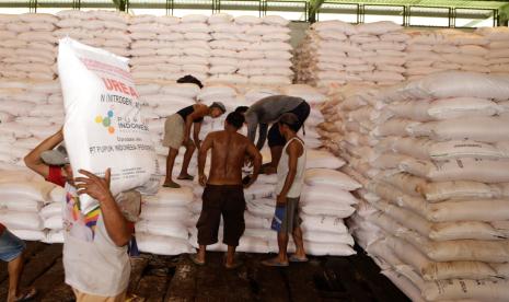  PT Pupuk Indonesia (PI) meminta distributor mengoptimalkan serapan pupuk bersubsidi pada caturwulan tersisa guna mendorong peningkatan produktivitas pertanian di tanah air.  (ilustrasi)