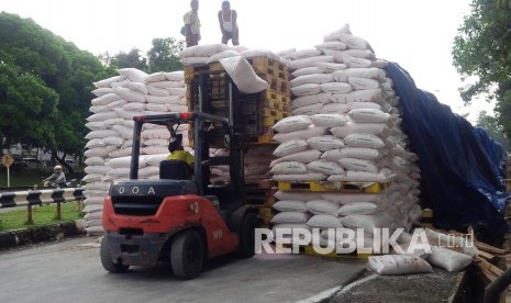 Pupuk Urea yang diproduksi PT Pupuk Kujang Cikampek, stoknya menumpuk. Saat ini, Urea yang dikemas dalam karung berisi 50 kilogram ini, berjajar rapih memenuhi ruas Jl A Salmon Mustofa, PT Pupuk Kujang Cikampek, sebanyak 8.000 ton, Ahad (15/5). (Republika/