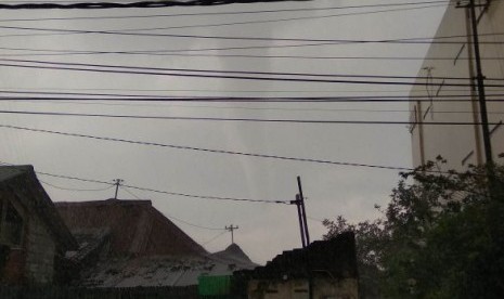 Pusaran angin seperti puting beliung di langit Yogyakarta