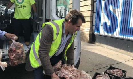 Pusat Kebudayaan Islam Albania di Staten Island, New York, Amerika Serikat (AS) menyumbang 500 kilogram daging kambing.