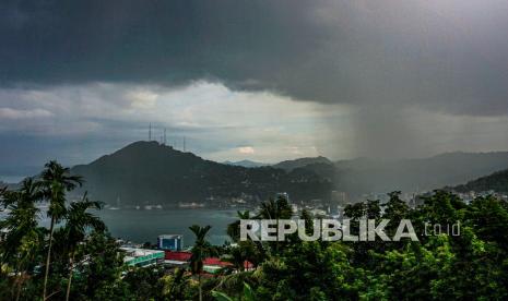 Langit mendung di atas Kota Jayapura, Papua. KKB di Papua kembali melakukan baku tembak dengan aparat, pada Selasa (27/4), anggota Resimen Pelopor Brimob Jakarta, Bharada I Komang Wiranata, menjadi korban jiwa baku tembak. 