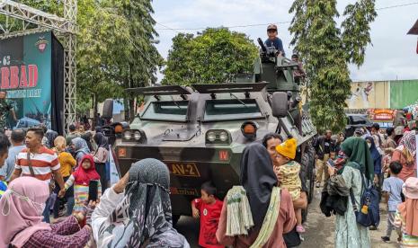 Pusat Pendidikan Penerbangan Angkatan Darat (Puspenerbad) menggelar pameran Alat Utama Sistem Senjata Tentara Nasional Indonesia (Alutsista) di kompleks GOR Goentoer Darjono, Ahad (13/11/22). 