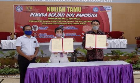 Pusat Studi Wawasan Kebangsaan (Pusdipwasbang) dan Badan Eksekutif Mahasiswa Universitas Tribhuwana Tunggadewi (Unitri) mengundang Badan Pembinaan Ideologi Pancasila (BPIP) dalam kuliah tamu “Pemuda Berjati Diri Pancasila” dalam rangka menyongsong Hari Sumpah Pemuda, Senin (19/10).